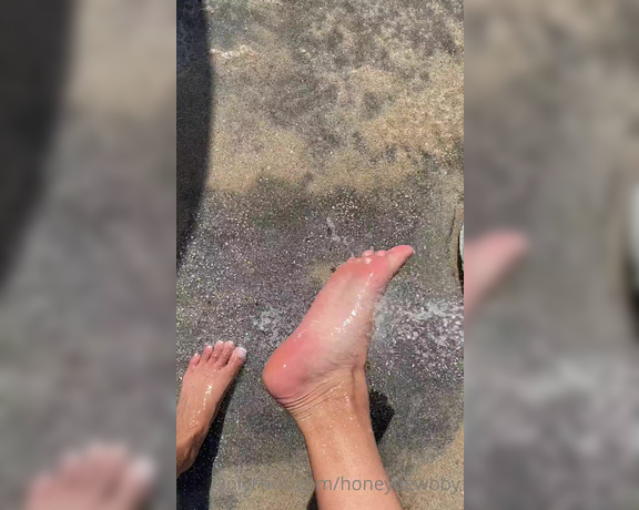 Domme Honey aka Honeydewbby OnlyFans - Watch me rinse my sandy soles till there clean and dripping wet