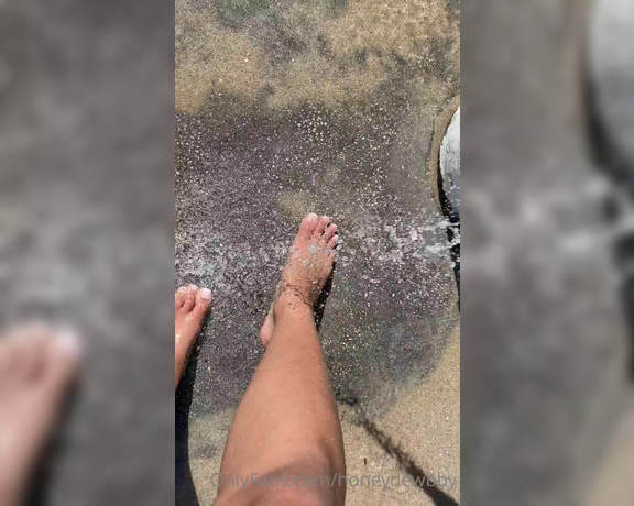 Domme Honey aka Honeydewbby OnlyFans - Watch me rinse my sandy soles till there clean and dripping wet