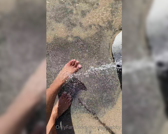 Domme Honey aka Honeydewbby OnlyFans - Watch me rinse my sandy soles till there clean and dripping wet