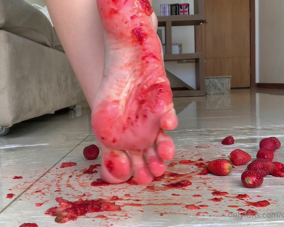 Cat aka Thecatbnny OnlyFans - Violence against berries