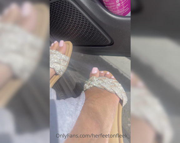 Fleek Feet aka Herfeetonfleek_ OnlyFans Video 376