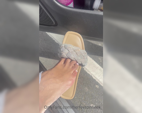 Fleek Feet aka Herfeetonfleek_ OnlyFans Video 376