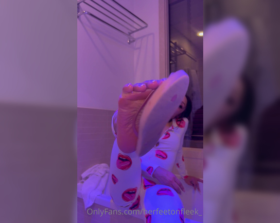 Fleek Feet aka Herfeetonfleek_ OnlyFans - It’s the lighting for me (no sound due to Background noise) but I’m sure you guys can still enjoy