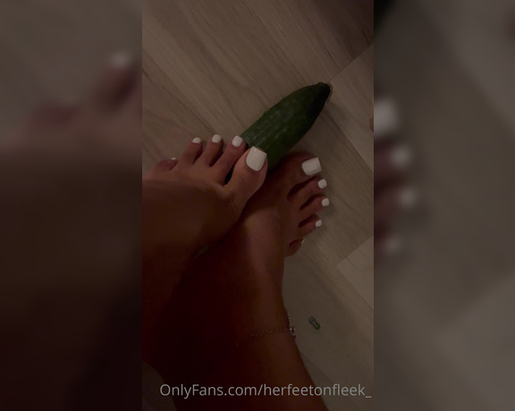 Fleek Feet aka Herfeetonfleek_ OnlyFans - Back to white full video available purchase dm to buy