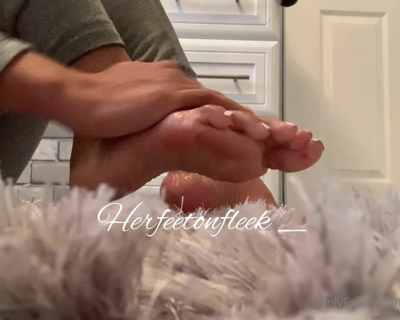 Fleek Feet aka Herfeetonfleek_ OnlyFans - My first video with sound don’t mind the dark marks on my feet I was dying my hair and some of the