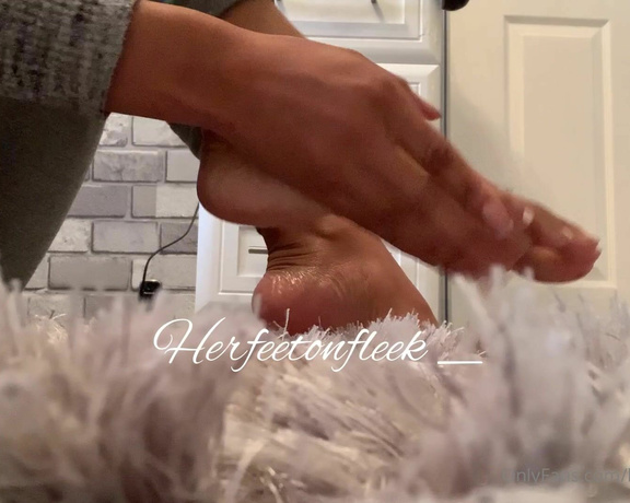 Fleek Feet aka Herfeetonfleek_ OnlyFans - My first video with sound don’t mind the dark marks on my feet I was dying my hair and some of the