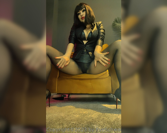 Eve Schwarz aka Eveschwarz OnlyFans - Youre so in love with Me How could you not be In fact, youre already hard just thinking about it!