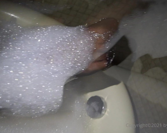 Eve Schwarz aka Eveschwarz OnlyFans - At the end of a long week, nothing sounds more relaxing than soaking in a bubble bath Hope you