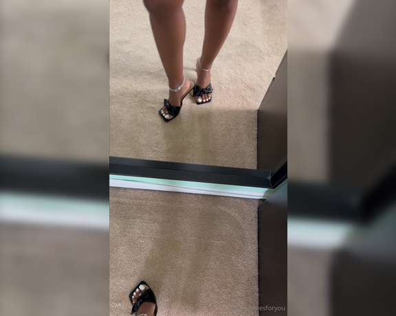 Sassy Toes aka Sassytoesforyou Onlyfans - I heard you cant get enough of me walking