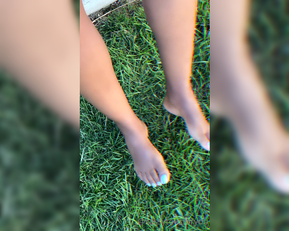 Sassy Toes aka Sassytoesforyou Onlyfans - Barefoot in the grass