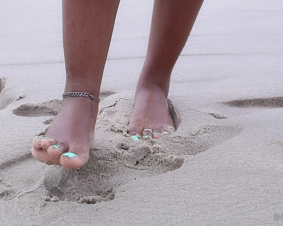 Sassy Toes aka Sassytoesforyou Onlyfans - A trip to the beach