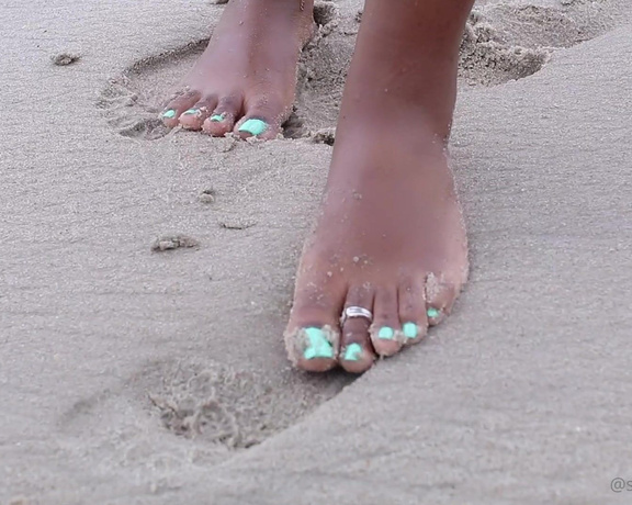 Sassy Toes aka Sassytoesforyou Onlyfans - A trip to the beach