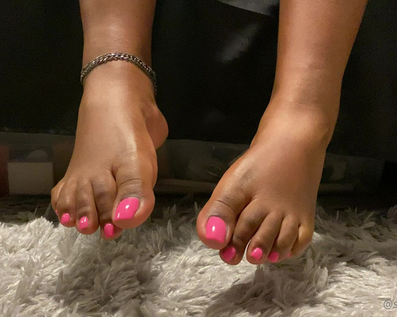 Sassy Toes aka Sassytoesforyou Onlyfans - This one my dog walked in on