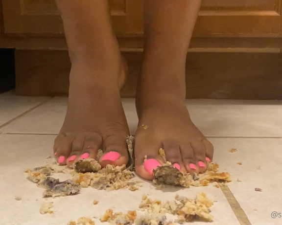 Sassy Toes aka Sassytoesforyou Onlyfans - New! Sassy Toes crushing a blueberry muffin! Lol