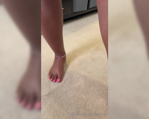 Sassy Toes aka Sassytoesforyou Onlyfans - LIKE if you dream of having my big toe in your mouth