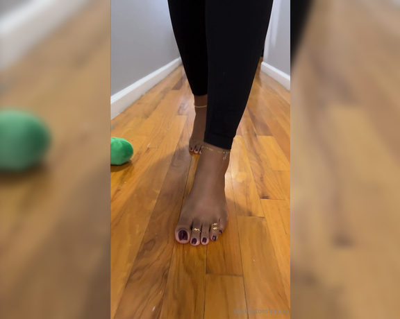 Sassy Toes aka Sassytoesforyou Onlyfans - Barefoot for you today
