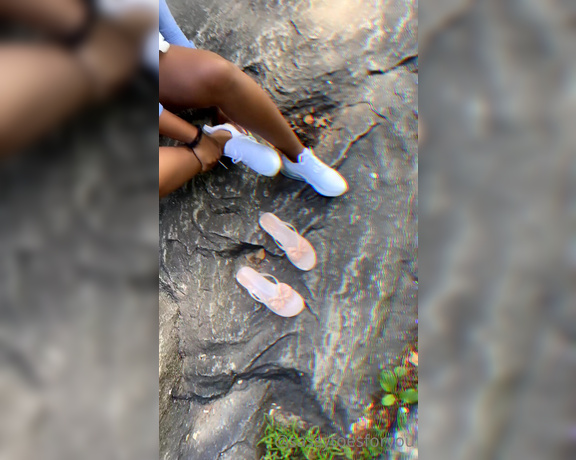 Sassy Toes aka Sassytoesforyou Onlyfans - Watch me change me shoes right in the middle of Central Park I wonder if anyone saw me