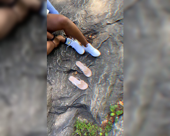 Sassy Toes aka Sassytoesforyou Onlyfans - Watch me change me shoes right in the middle of Central Park I wonder if anyone saw me