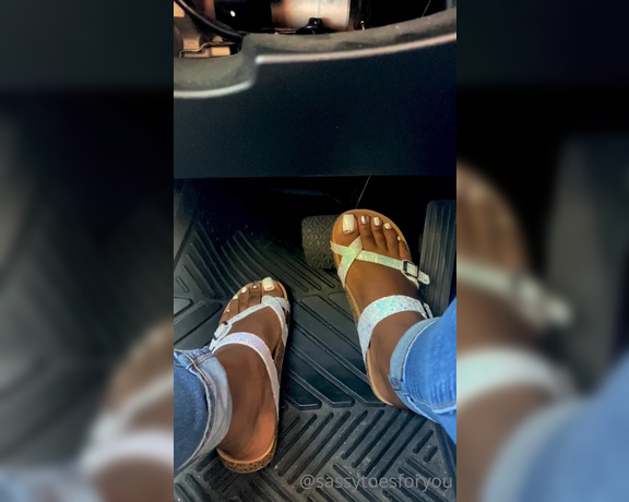 Sassy Toes aka Sassytoesforyou Onlyfans - I usually drive barefoot