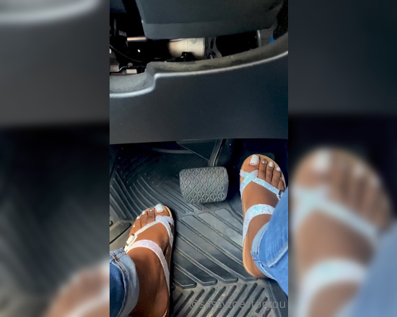 Sassy Toes aka Sassytoesforyou Onlyfans - I usually drive barefoot