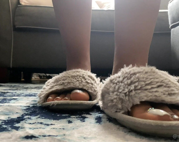 Sassy Toes aka Sassytoesforyou Onlyfans - Ignore my creaking floorboards and look at my toes!