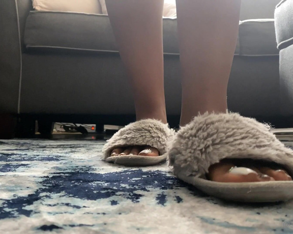 Sassy Toes aka Sassytoesforyou Onlyfans - Ignore my creaking floorboards and look at my toes!