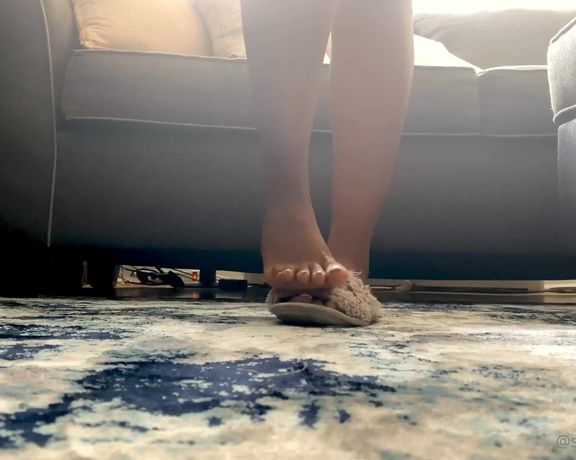 Sassy Toes aka Sassytoesforyou Onlyfans - Ignore my creaking floorboards and look at my toes!