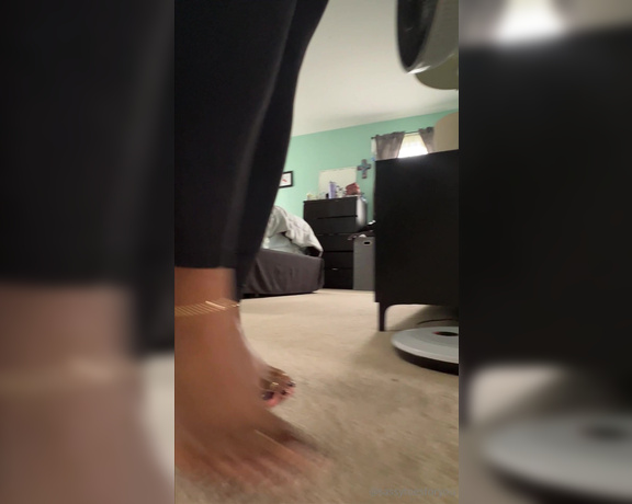 Sassy Toes aka Sassytoesforyou Onlyfans - Someone asked me if I film these walking videos myself