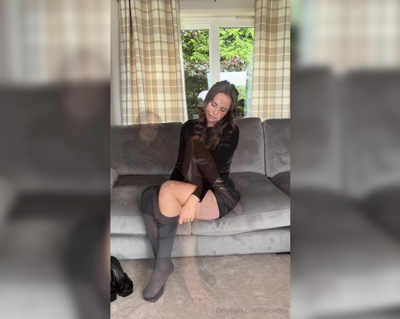 Nylon Bea aka Nylonbea Onlyfans - It’s here, the highly requested naughty YouTube review In this video, I review Wolford Velvet De