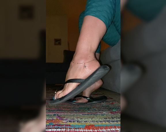 Goddesspersia71 aka Sexyfeet47 Onlyfans - Morning Boys! Happy HumpDay little flip flop tease for you!