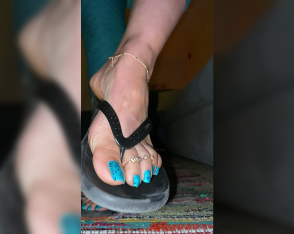 Goddesspersia71 aka Sexyfeet47 Onlyfans - Morning Boys! Happy HumpDay little flip flop tease for you!