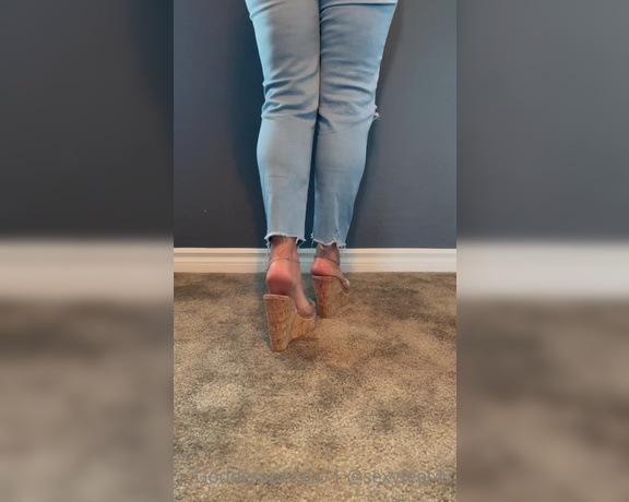 Goddesspersia71 aka Sexyfeet47 Onlyfans - Hi Boys! So my favorite wedges won enjoy!