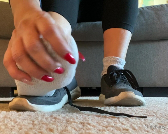 Goddesspersia71 aka Sexyfeet47 Onlyfans - Who’s ready to sniff and lick my sweaty feet Don’t forget to tribute