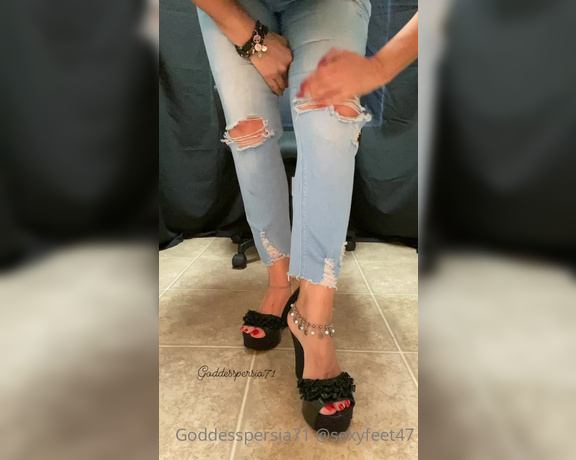 Goddesspersia71 aka Sexyfeet47 Onlyfans - Happy Monday Boys! Little tease to get you going for the day 1