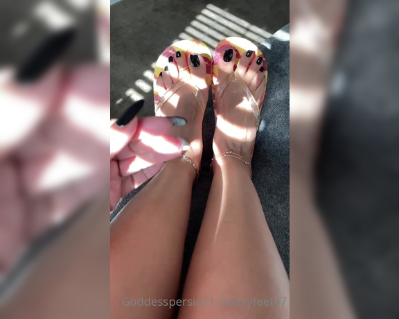 Goddesspersia71 aka Sexyfeet47 Onlyfans - Good Morning Babe’s Love my new flip flops have few more to do clips with 1