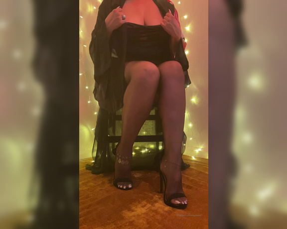 Goddesspersia71 aka Sexyfeet47 Onlyfans - On your kneesIt’s your humpday tease!