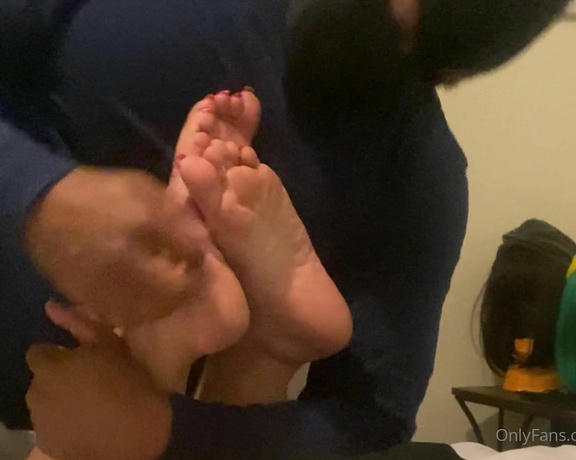 Goddesspersia71 aka Sexyfeet47 Onlyfans - Morning boys! First tickling video now I want more had so much fun! Who’s next