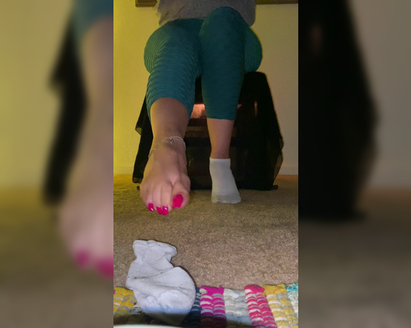 Goddesspersia71 aka Sexyfeet47 Onlyfans - After workout I was on the phone with my girl friend talking about how the sweaty stinky feet