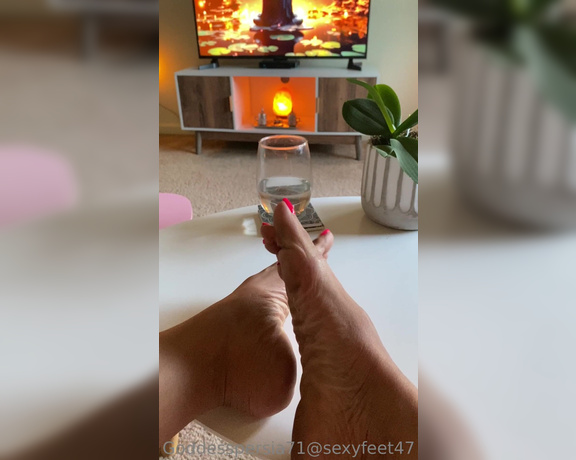 Goddesspersia71 aka Sexyfeet47 Onlyfans - Don’t you wish it was your tongue sliding up and down my soles