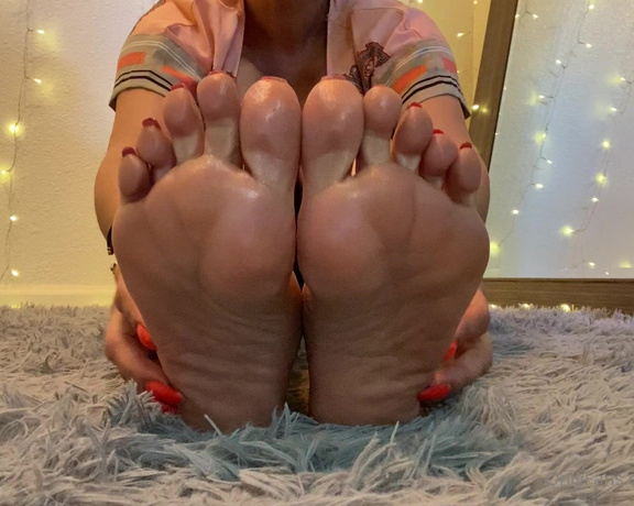 Goddesspersia71 aka Sexyfeet47 Onlyfans - Happy Toesday foot boys and bitchs Had a dream I was dominating few of you foot boys can you gues