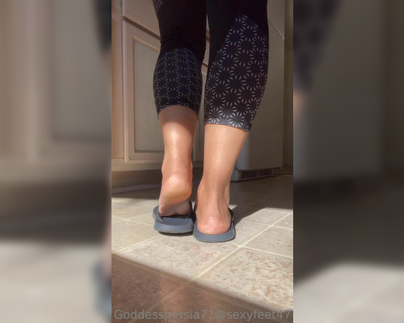 Goddesspersia71 aka Sexyfeet47 Onlyfans - Good Morning! Sexy flip flops and soles teaser to start your Saturday Full clip available dm if yo