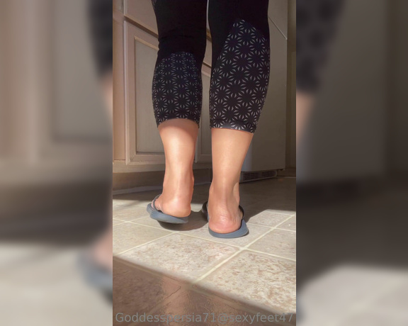 Goddesspersia71 aka Sexyfeet47 Onlyfans - Good Morning! Sexy flip flops and soles teaser to start your Saturday Full clip available dm if yo