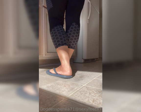 Goddesspersia71 aka Sexyfeet47 Onlyfans - Good Morning! Sexy flip flops and soles teaser to start your Saturday Full clip available dm if yo