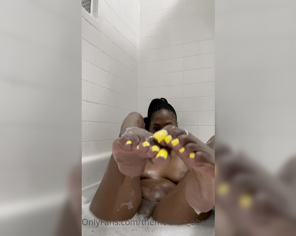 Kelly aka Themelanin_obsession OnlyFans - This yellow is just everything for