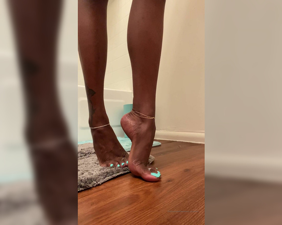 Kelly aka Themelanin_obsession OnlyFans - I didn’t feel or see that rubber band on my foot