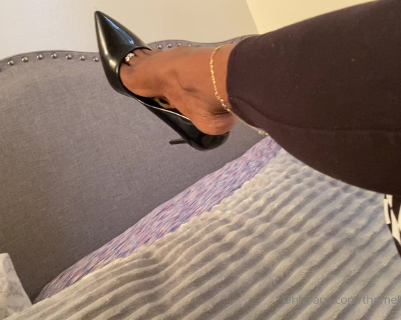 Kelly aka Themelanin_obsession OnlyFans - Mmhhh should I make a longer video who like shoe dangles and why y’all so quite TALK TO ME in