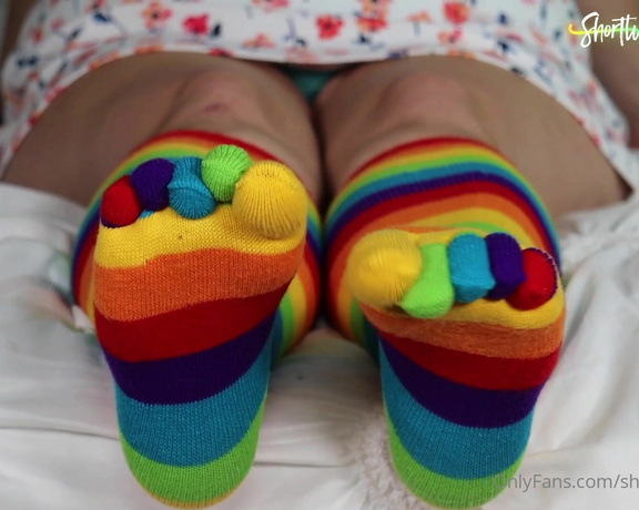 ShortLivedTyranny aka Shortlivedtyranny OnlyFans - Toesocks make my toes look so cute! Watch me wiggle them for you )