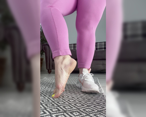 AQUA aka Aqua_ldn OnlyFans - Into Dirty feet No socks in gym trainers Chunky ass, dry morning soles This one’s for you I was