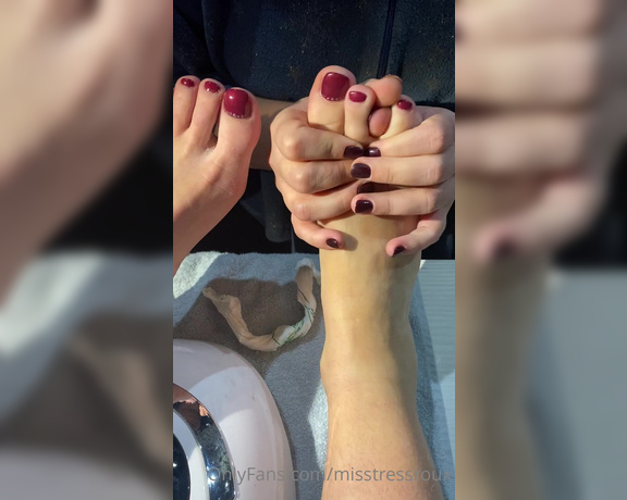 GingerAlesFeet aka Misstressroux OnlyFans - New pedi! My nail beautician gives better foot massages than you!! 1