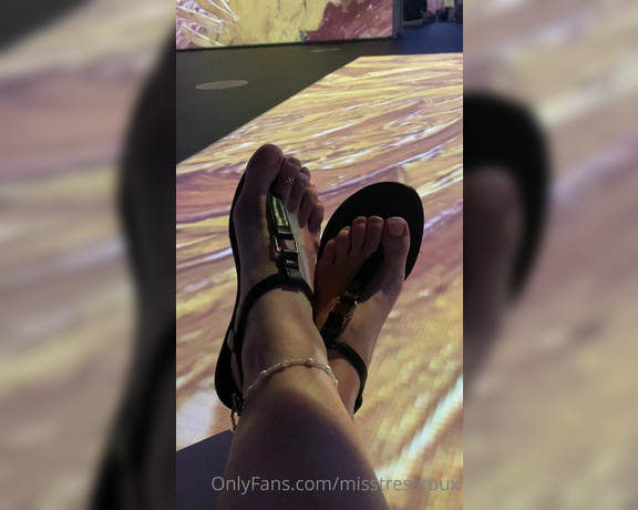 GingerAlesFeet aka Misstressroux OnlyFans - Highlight of this weekend my feet at Van Gogh alive exhibition